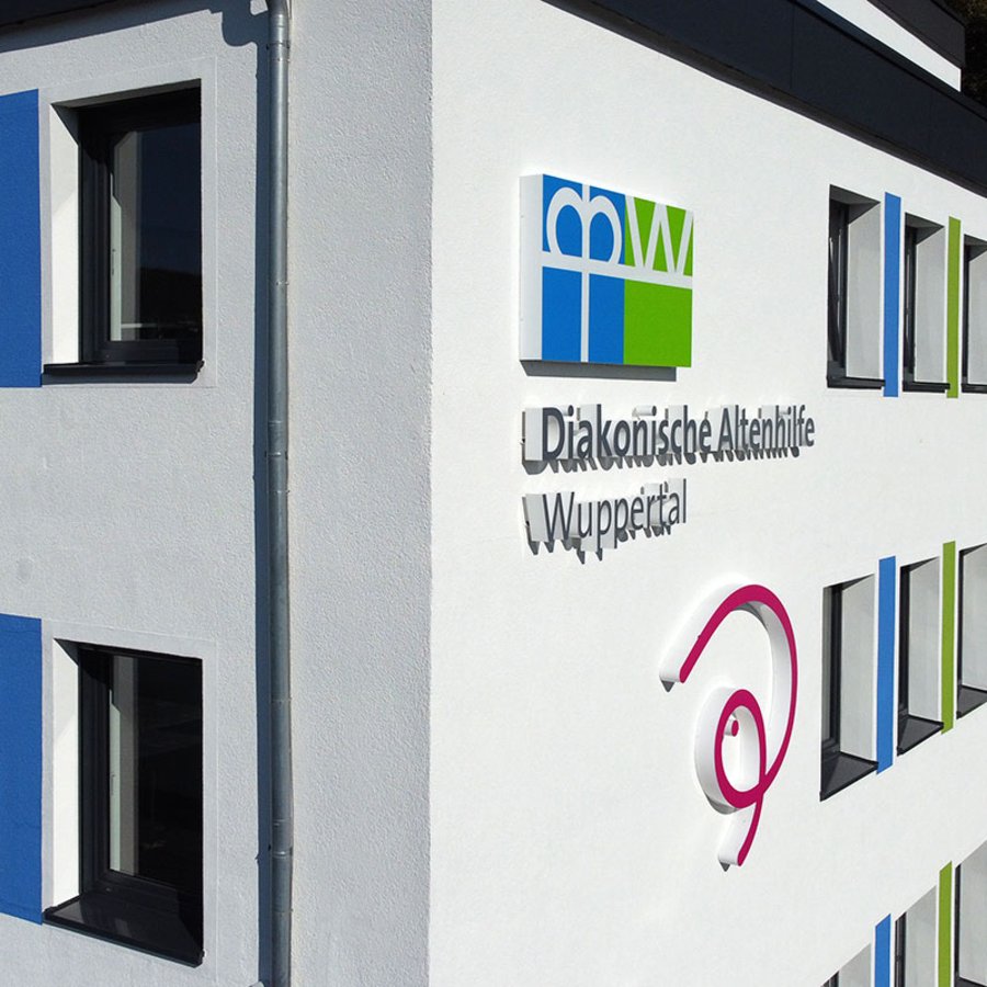 Leuchtwerbung auf der neuen Akademie-Fassade
