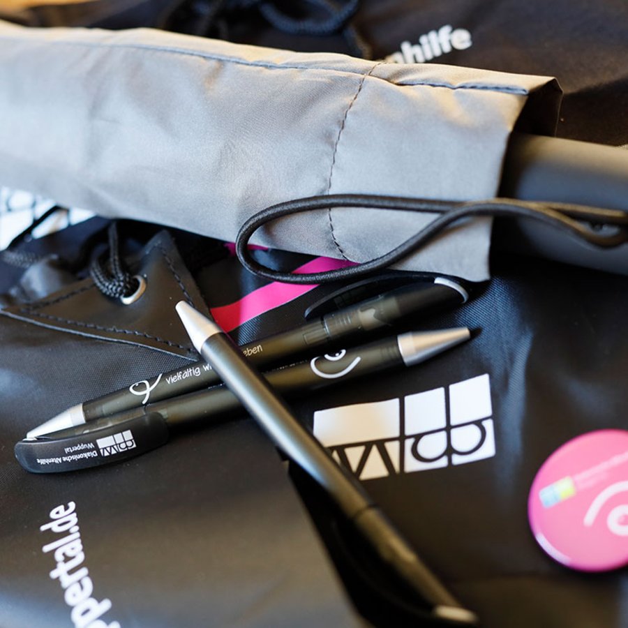 Taschen und Regenschirme mit Logo für die Diakonische Altenhilfe Wuppertal
