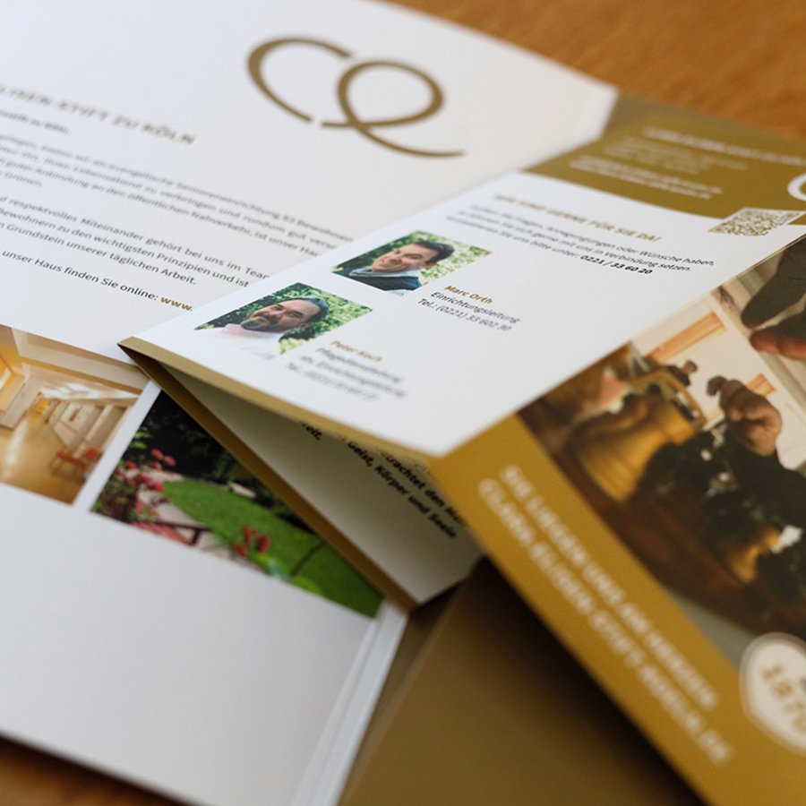 Flyer mit Sonderfarbe »Gold« für das Clara-Elisen-Stift in Köln