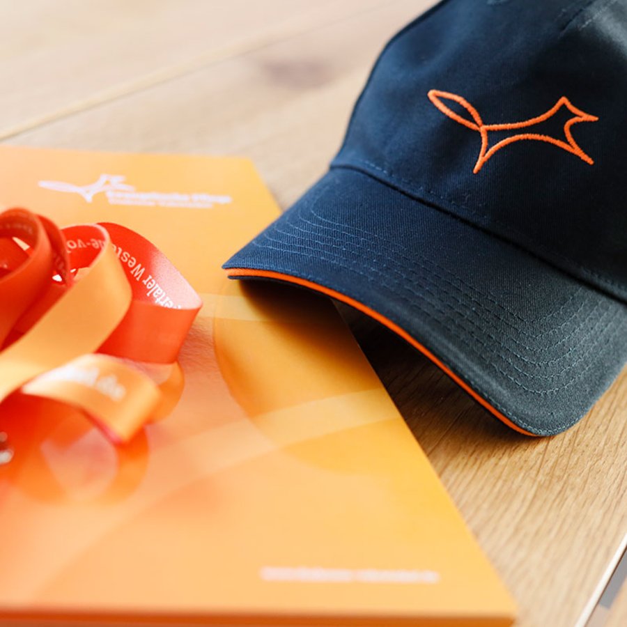 Bestickte Caps und Shirts